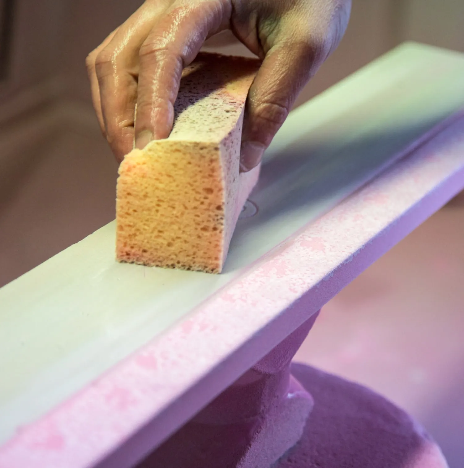 Hand formt einen Block Keramikmasse in der Manufaktur